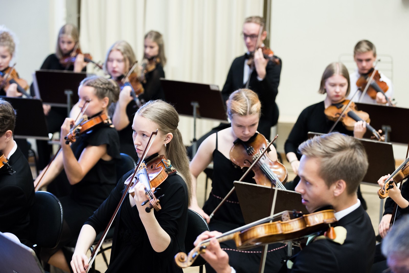 Nuorten orkesteri töräyttää musiikkijuhlat alkuun Mikkelin torilla